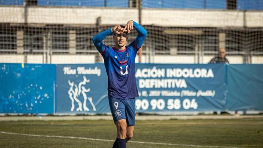 Victor Sánchez celebra un gol con el Mostoles