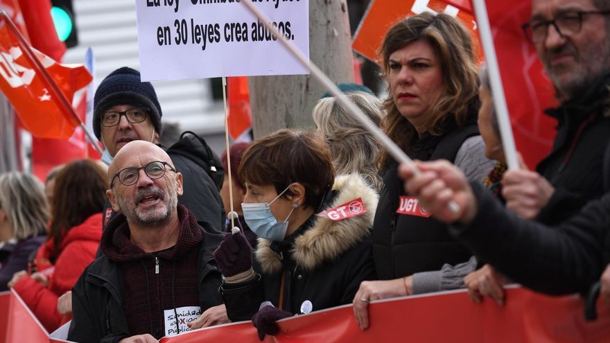 Ciudadanos protestan contra la aprobación del proyecto de ley omnibus