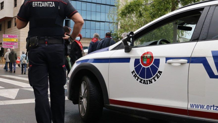 La Ertzaintza avisa de que está controlando con multas el uso de mascarillas y el consumo de alcohol en la calle