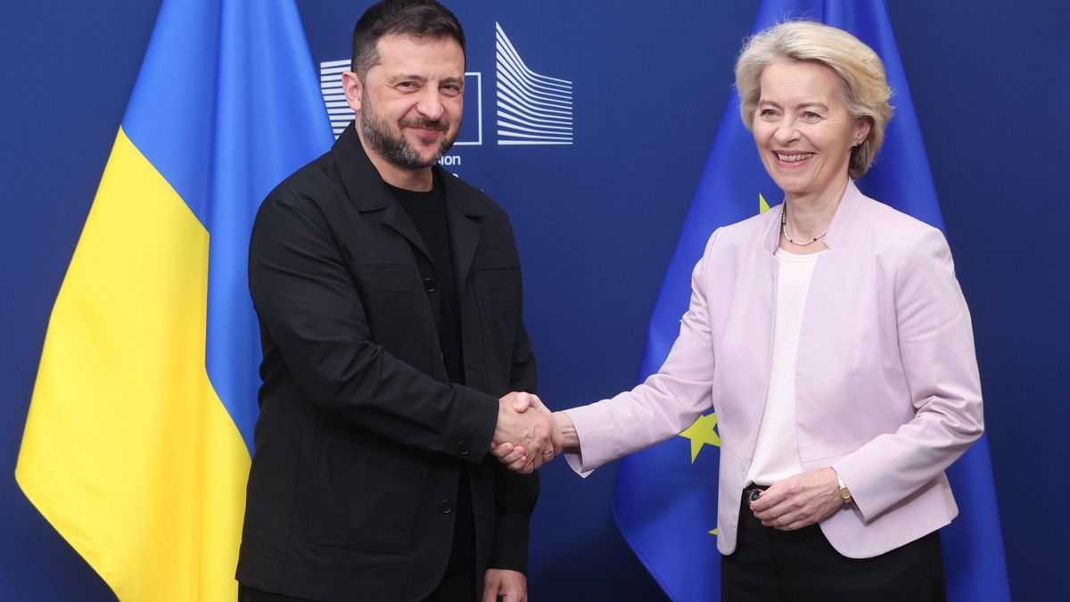 El presidente de Ucrania, Volodímir Zelenski (i), saluda a la presidenta de la Comisión Europea, Ursula von der Leyen (d), durante una reunión en Bruselas, este domingo 17 de agosto de 2025. EFE/EPA/OLIVIER HOSLET