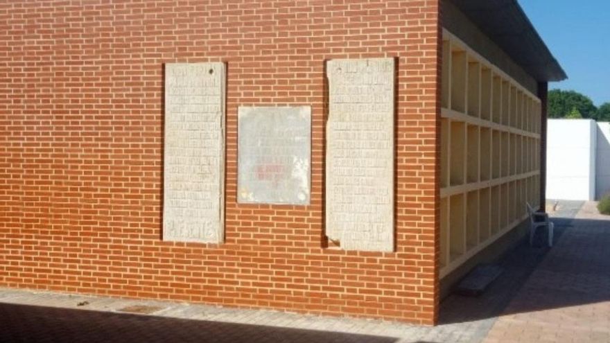 Fiscalía abre diligencias por las placas franquistas de Benifaió reubicadas en el cementerio por el ayuntamiento