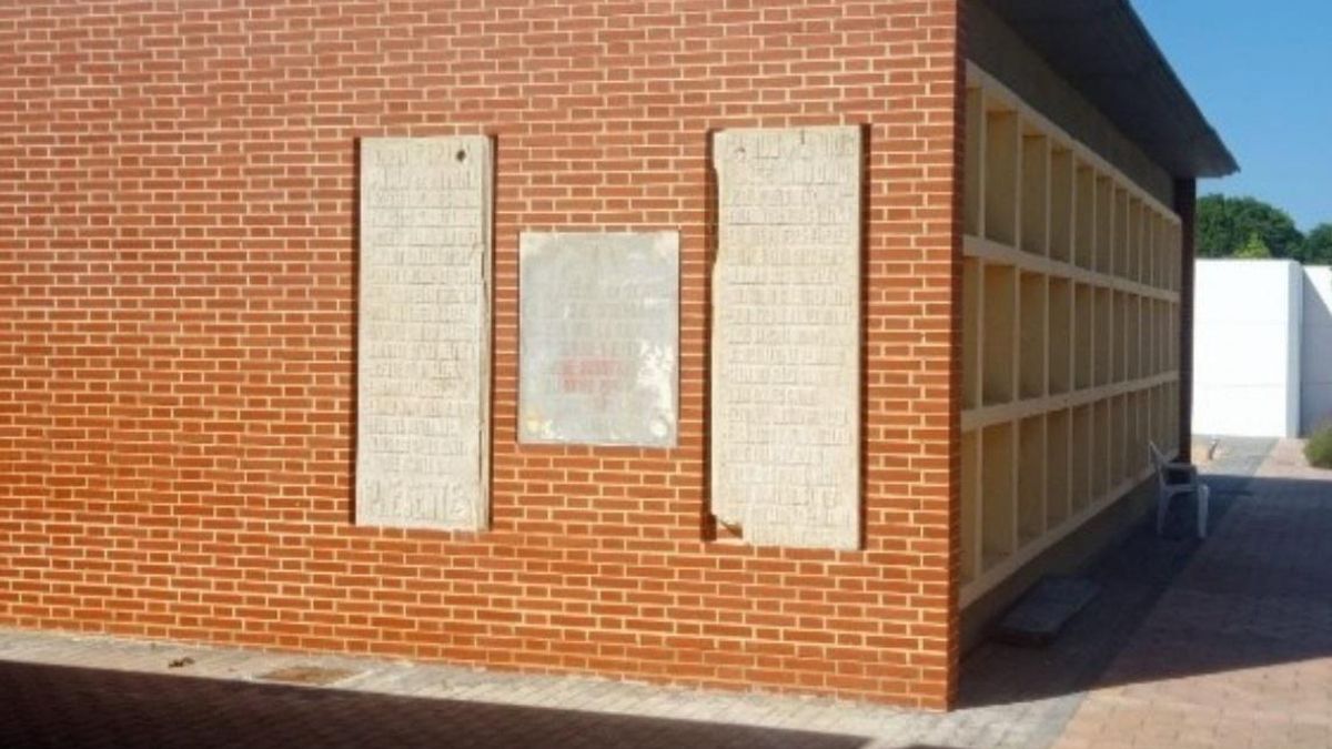 Las placas franquistas cuando estaban instaladas en el cementerio de Benifaió.