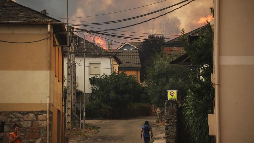 El fuego alcanza el Patrimonio Mundial de Las Médulas, quemando casas y desalojando pueblos