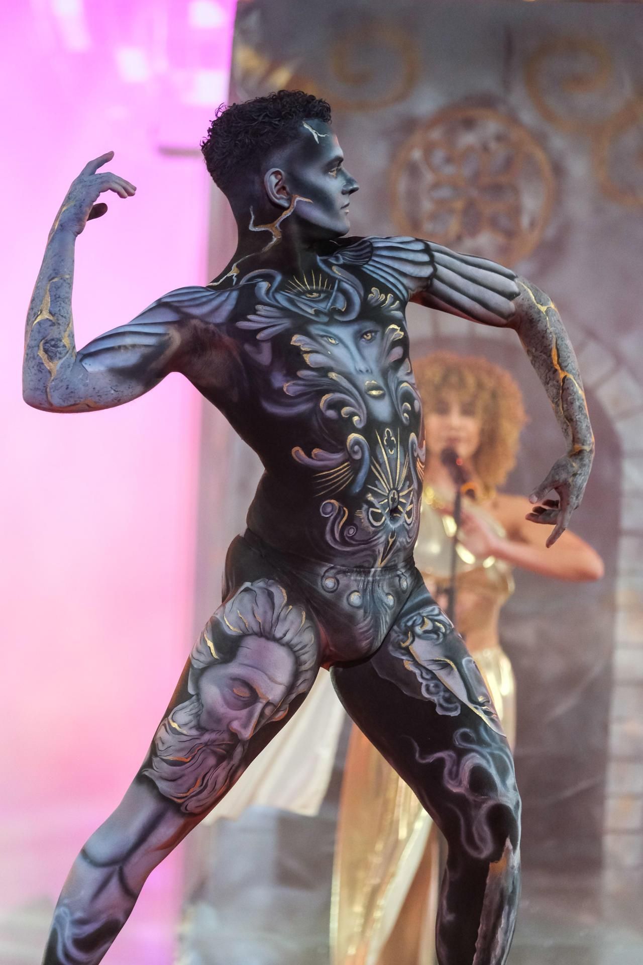 El concursante Jaime Santana con el maquillaje 'Llévame al éxtasis', realizado por Yurena del Cano, Aythami Vega y Francesca Cavicchio, durante el Concurso de Maquillaje Corporal del Carnaval de Las Palmas de Gran Canaria