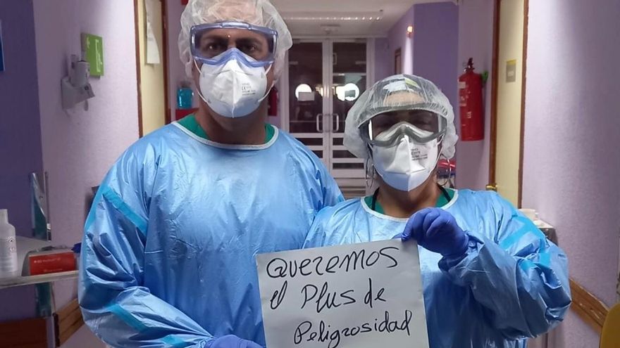 Médicos, con equipos de protección ante posibles infecciones.