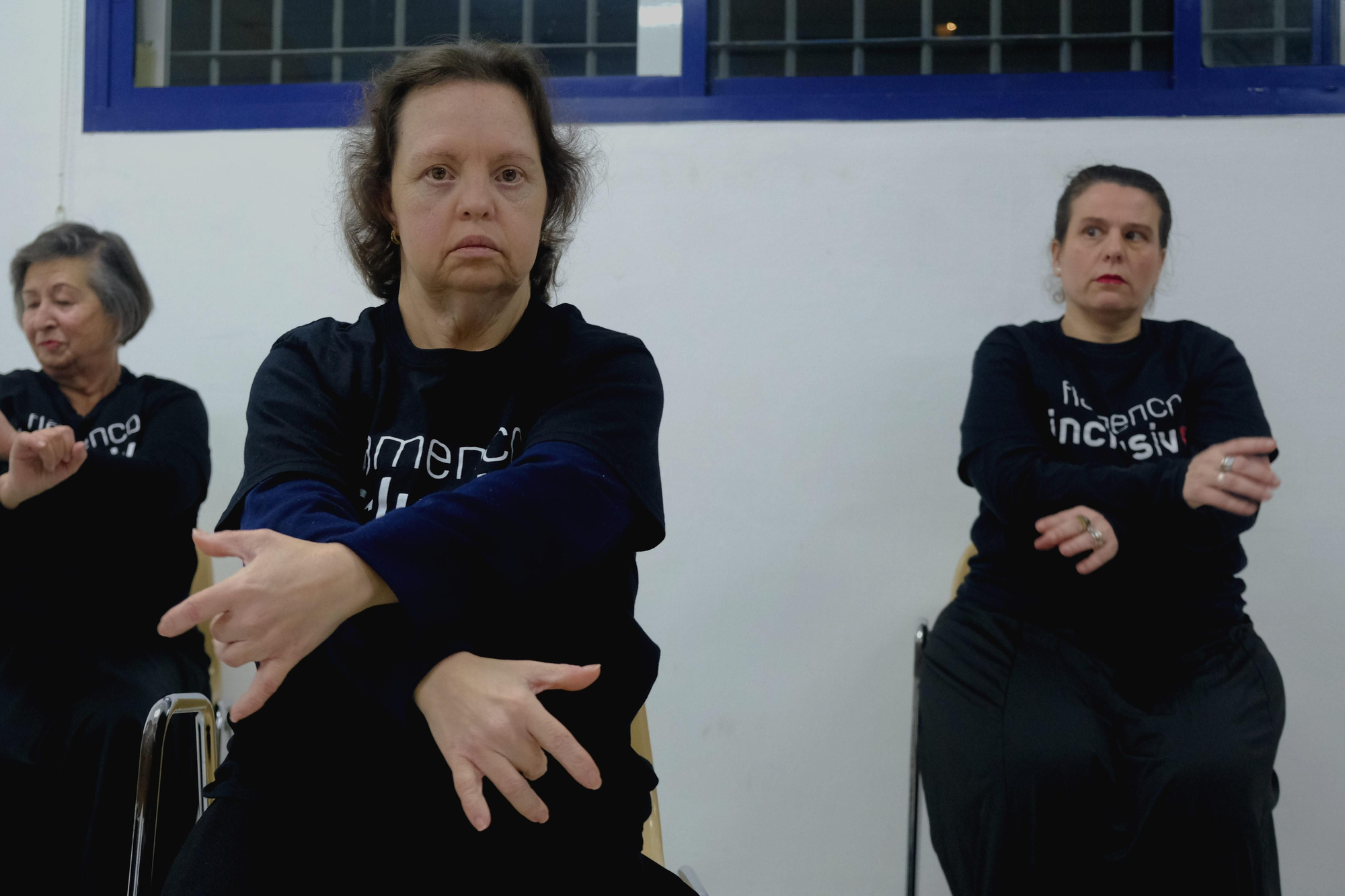 Dos bailaoras practicando movimientos de manos durante la clase de Flamenco Inclusivo.