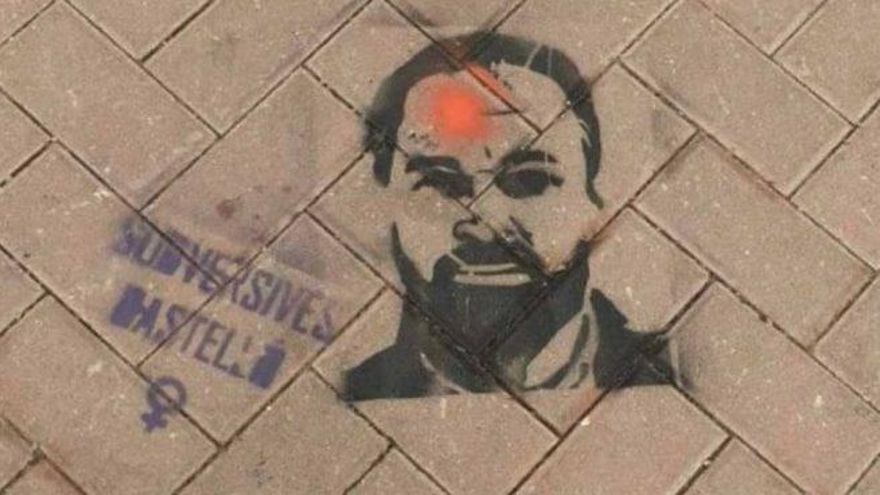 Vox pide tres años de prisión para una activista feminista de Castellón por delito de odio tras unas pintadas con la cara de Abascal