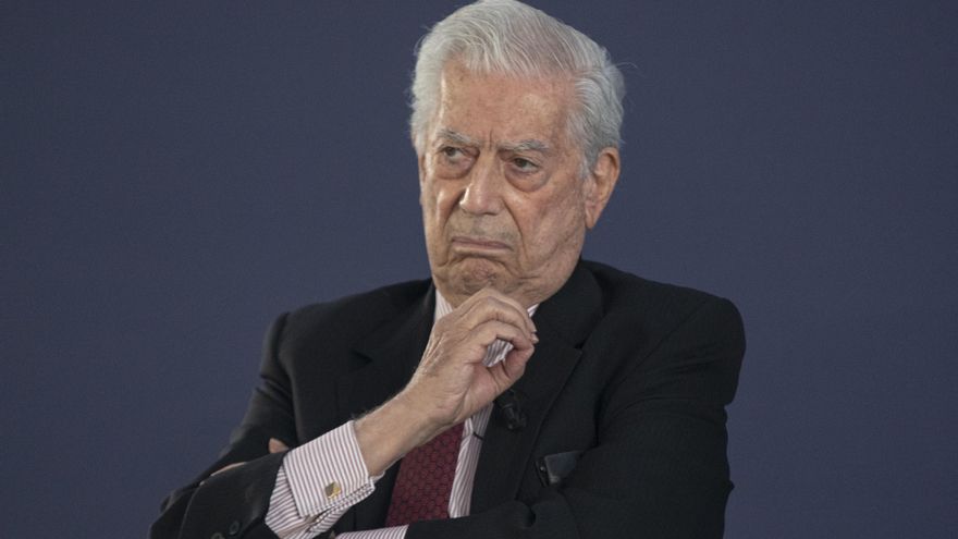El escritor Mario Vargas Llosa en la convención del PP