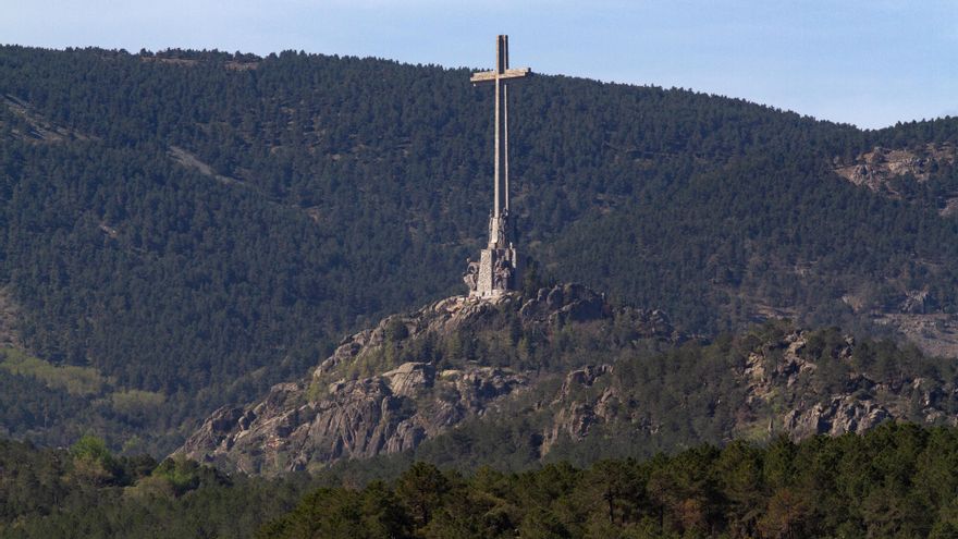 Archivo - La cruz del Valle de Cuelgamuros desde el embalse de La Jarosa.
