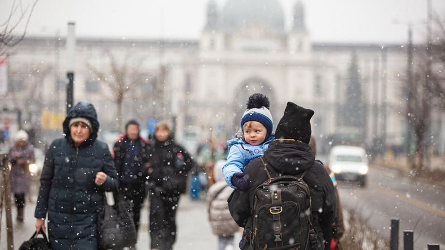 Varios refugiados ucranianos en la estación de tren de Lviv, este marzo.