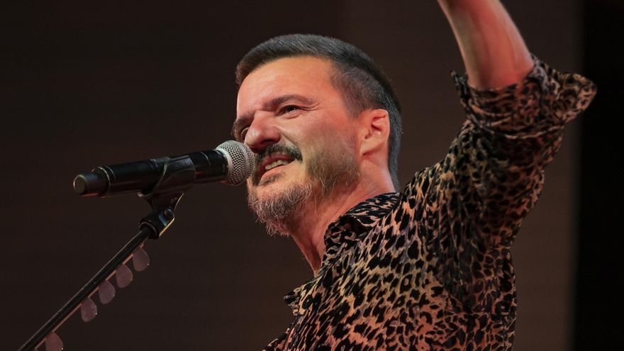 Sonriente y muy cercano se mostró Coque Malla durante todo el concierto