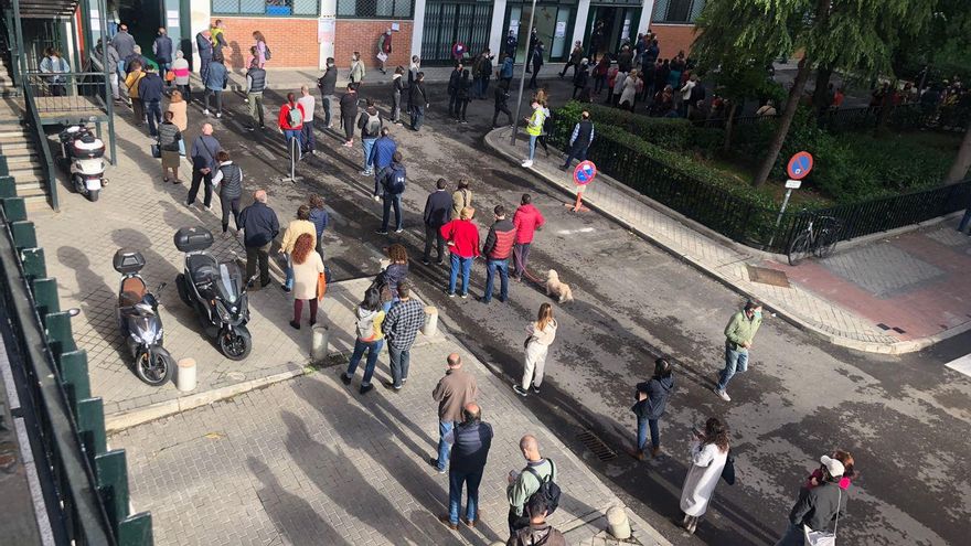 Colas en los colegios electorales de Madrid
