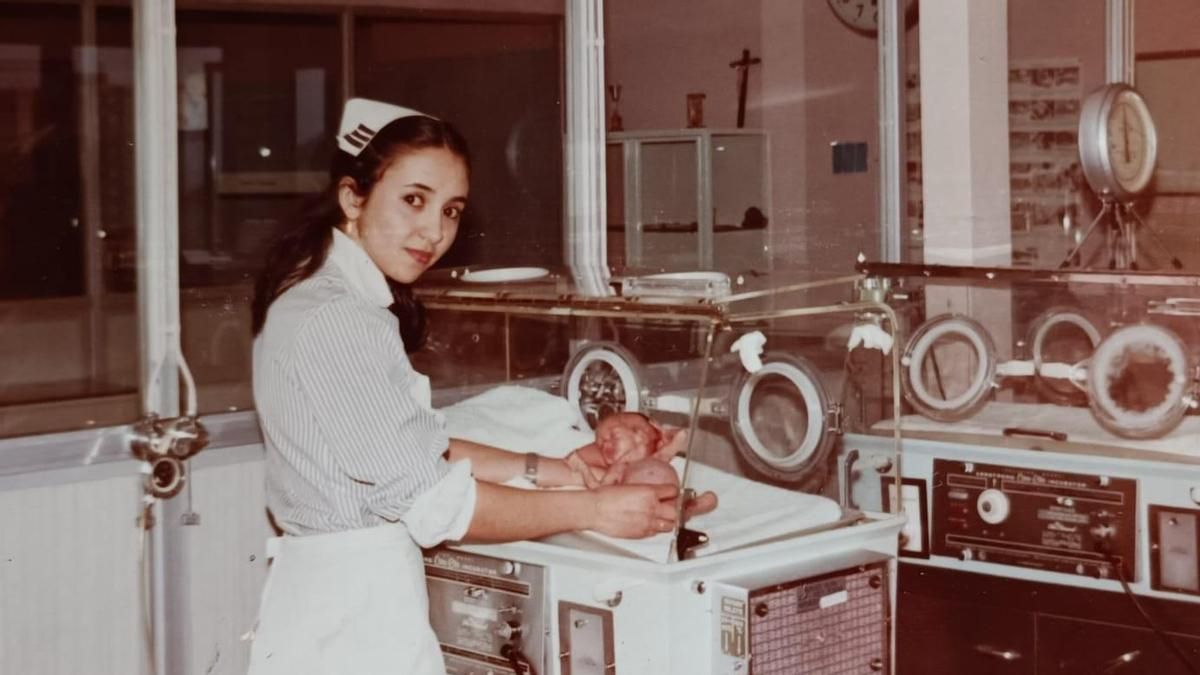 Alumna de tercero de la Escuela de Enfermería de Ponferrada en el servicio de neonatos.