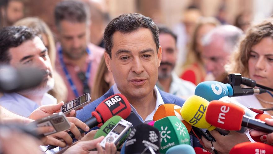 El presidente de la Junta y candidato del PP a la reelección, Juanma Moreno, a su llegada a la sede el PP en Andalucía.