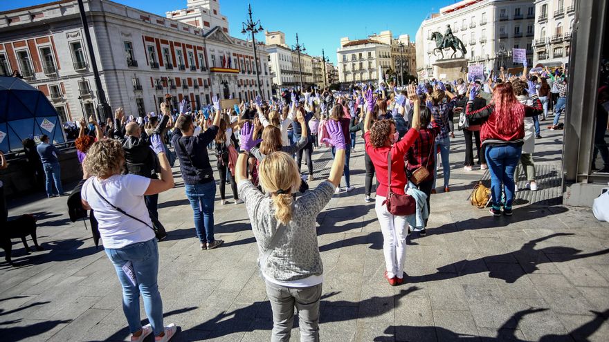Bajo el lema "La vocación no justifica la explotación", centenares de enfermeros se han concentrado ante sede del Gobierno de la Comunidad de Madrid (España), a 12 de octubre de 2020. La concentración ha tenido el objetivo de reivindicar más protección y recursos para la lucha contra la pandemia de coronavirus en la región.