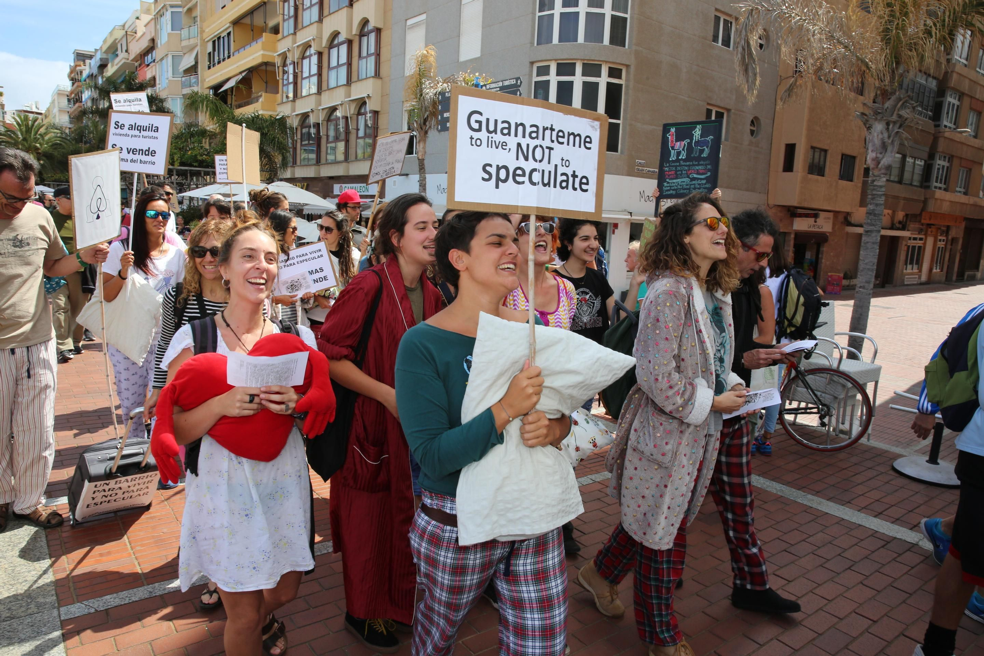 Marcha en Las Canteras para protestar por la turistificación