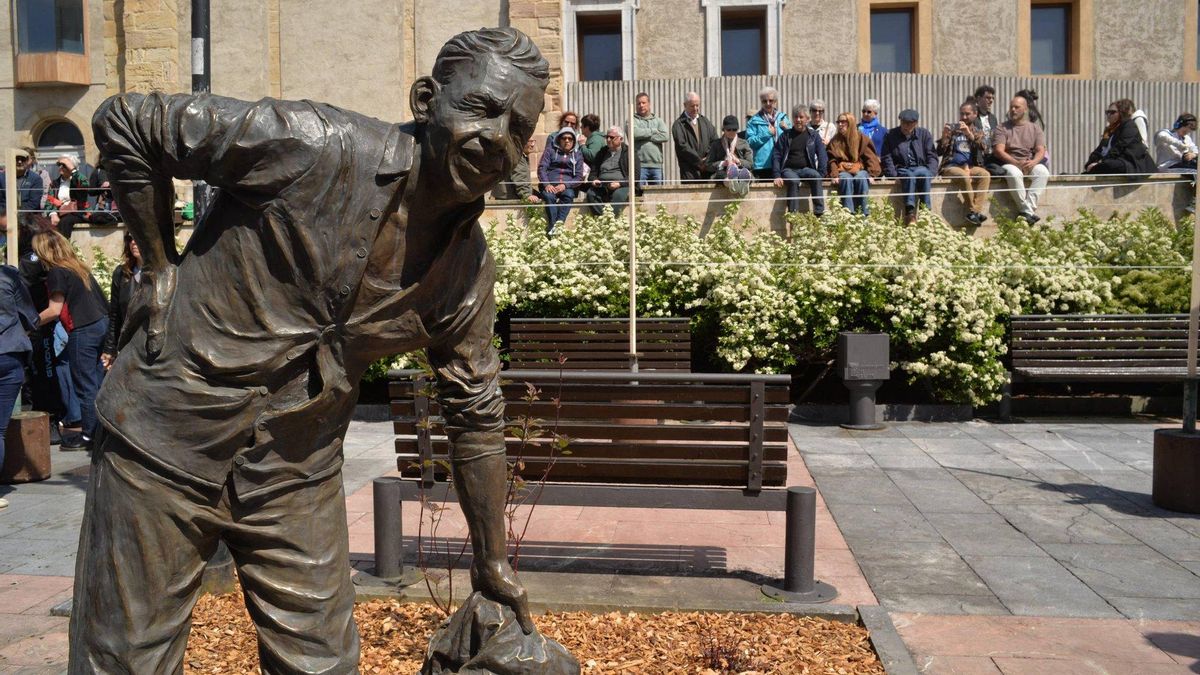 Escultura en memoria de 'Rambalín' en la Plaza del Lavaderu de Gijón/Xixón.
