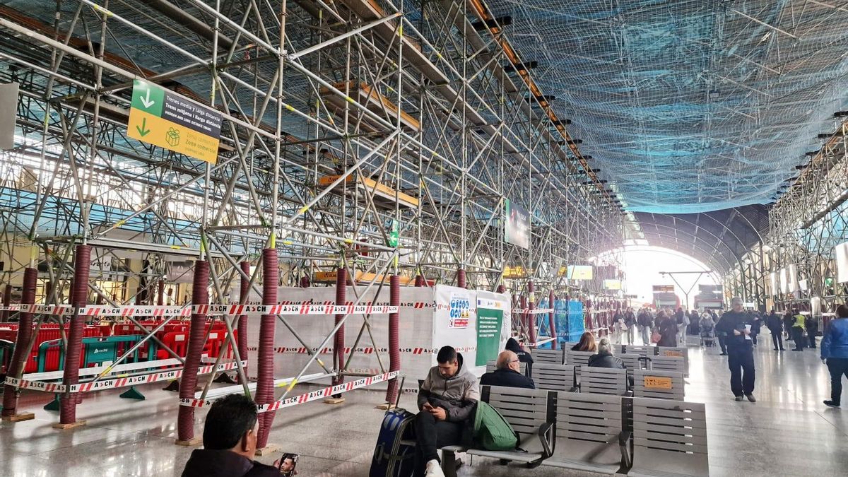 Viatgers asseguts baix en bastida de l'Estació del Nord.