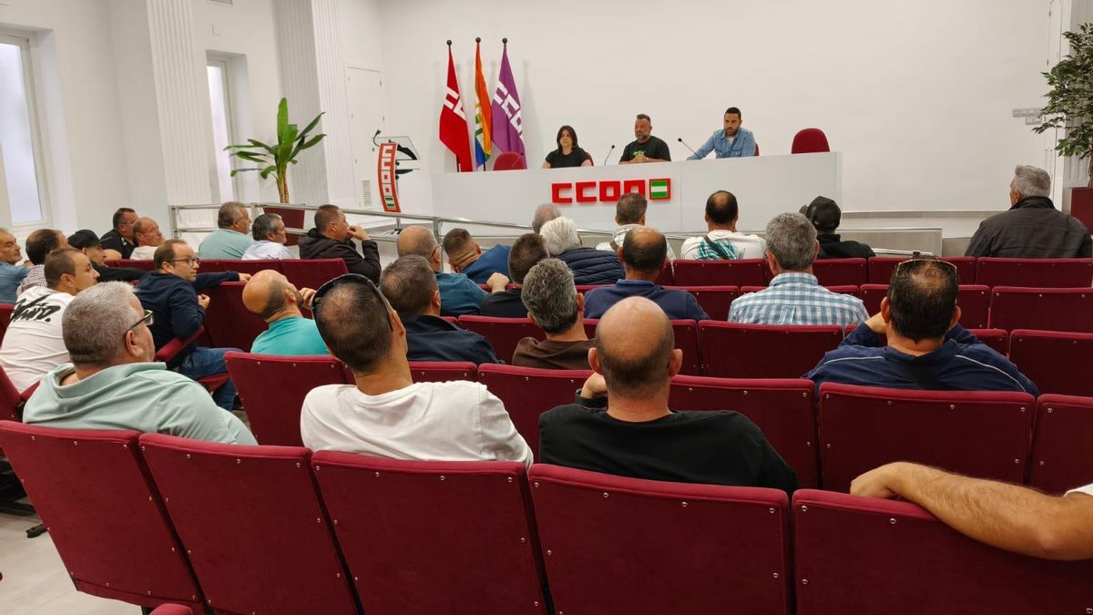 Asamblea de los gruistas en CCOO este viernes, donde han ratificado el acuerdo con la patronal.