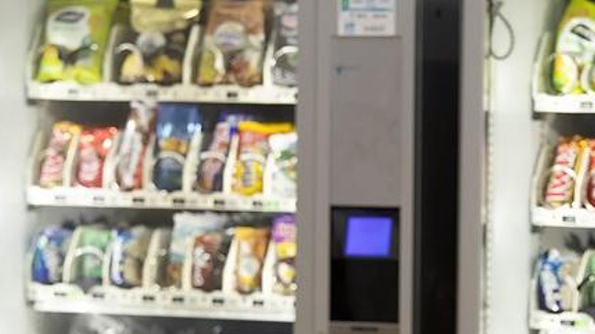 Multan a siete vendings de Logroño por vender productos prohibidos para menores