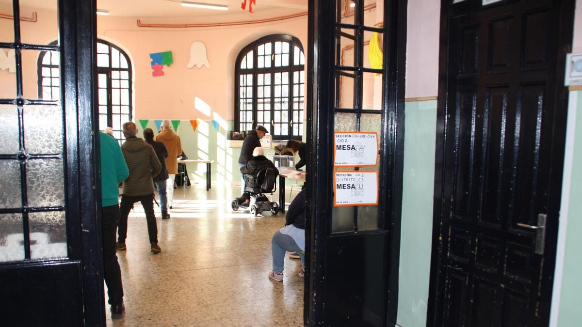 Mesas electorales en el colegio Joaquín Costa de Zaragoza