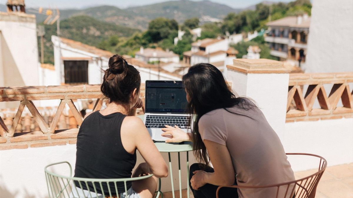 Volver a casa y al pueblo en verano gracias al teletrabajo: "Te permite reconectar con la familia y los amigos, es muy bonito"