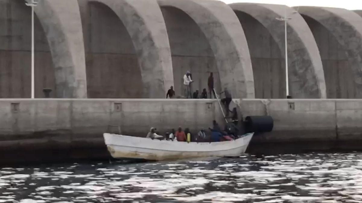 Los 24 inmigrantes en el momento de llegar al Puerto de Tazacorte.