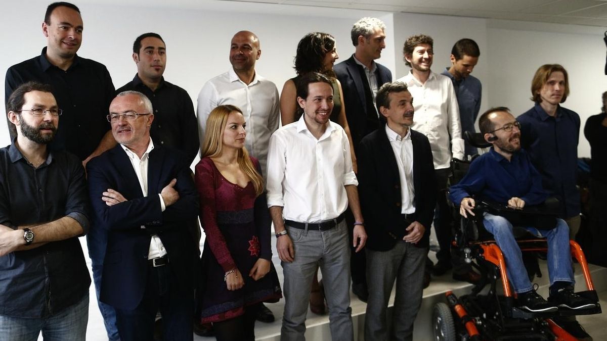 Pablo Iglesias, con los 13 candidatos de Podemos a las autonómicas.