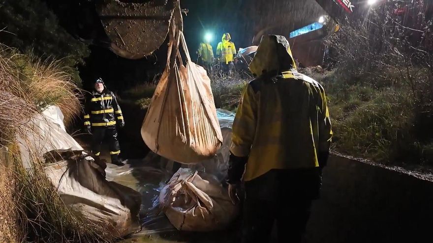 Imágenes de las misiones realizadas esta madrugada por las unidades de la #UME desplegadas en la mina Los Frailes (Sevilla).