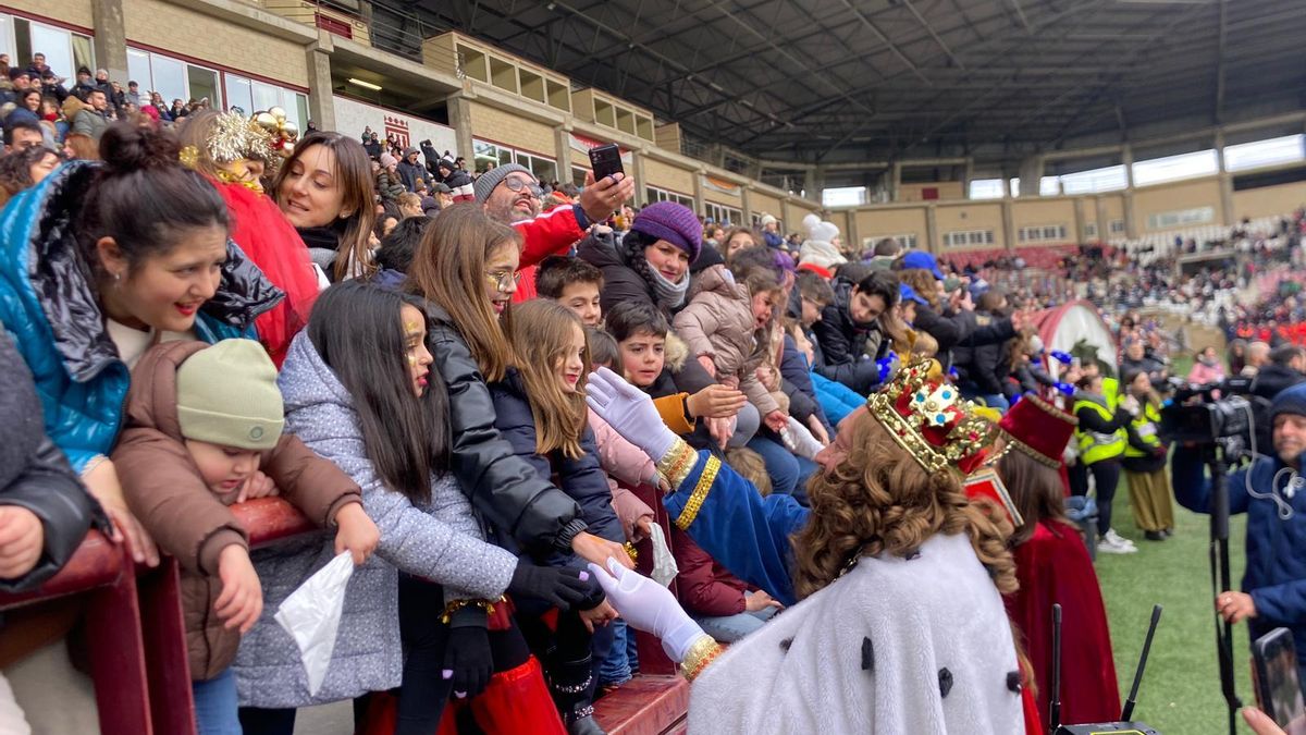 Gaspar saluda a los niños y niñas