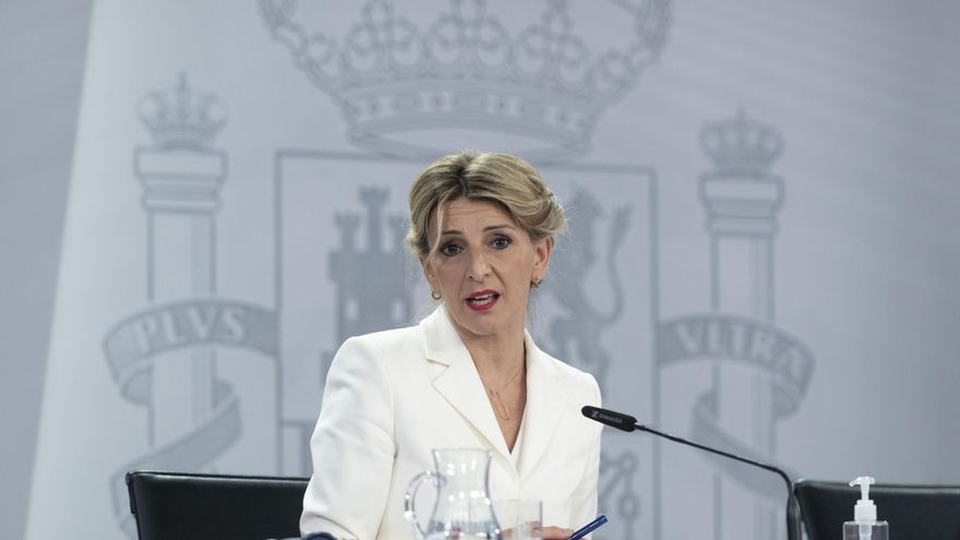 La vicepresidenta segunda y ministra de Trabajo y Economía Social, Yolanda Díaz, interviene durante una rueda de prensa posterior al Consejo de Ministros en el complejo de la Moncloa, a 29 de marzo de 2022, en Madrid (España). El Consejo de Ministros ha aprobado hoy el 'Plan de Respuesta' al impacto económico de la guerra en Ucrania, que tendrá un coste de 16.000 millones, se extenderá hasta el 30 de leer más junio e incluye el 'veto' a los despidos, la bonificación con un mínimo de 20 céntimos el litro de combustible para todos los ciudadanos, no sólo para los transportistas, y el establecimiento de un límite del 2% a las revisiones de los alquileres durante los próximos tres meses.