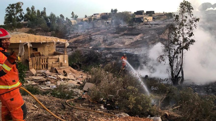 Un nuevo incendio en un asentamiento de temporeros en Huelva arrasa el 60% de las chabolas