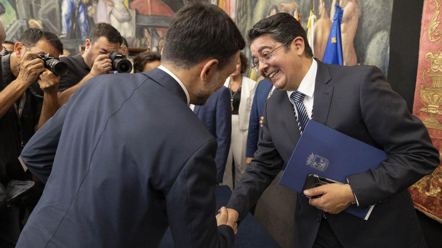 El consejero popular Lope Afonso saluda a Pedro Martín tras su renuncia como presidente de la coporación