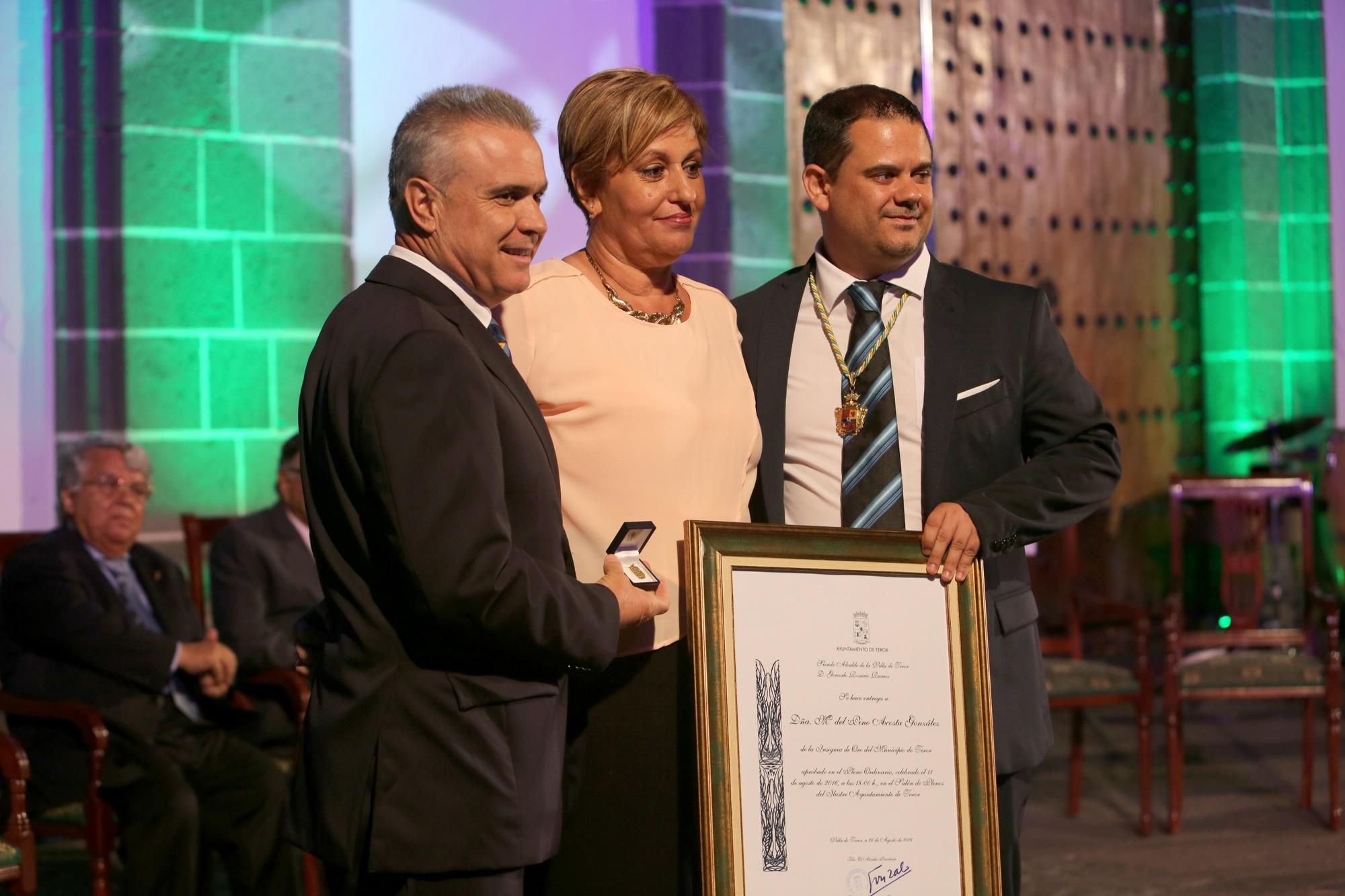 La excoordinadora de proyecto solidario, María del Pino con su Insignia de Oro de Teror (ALEJANDRO RAMOS)