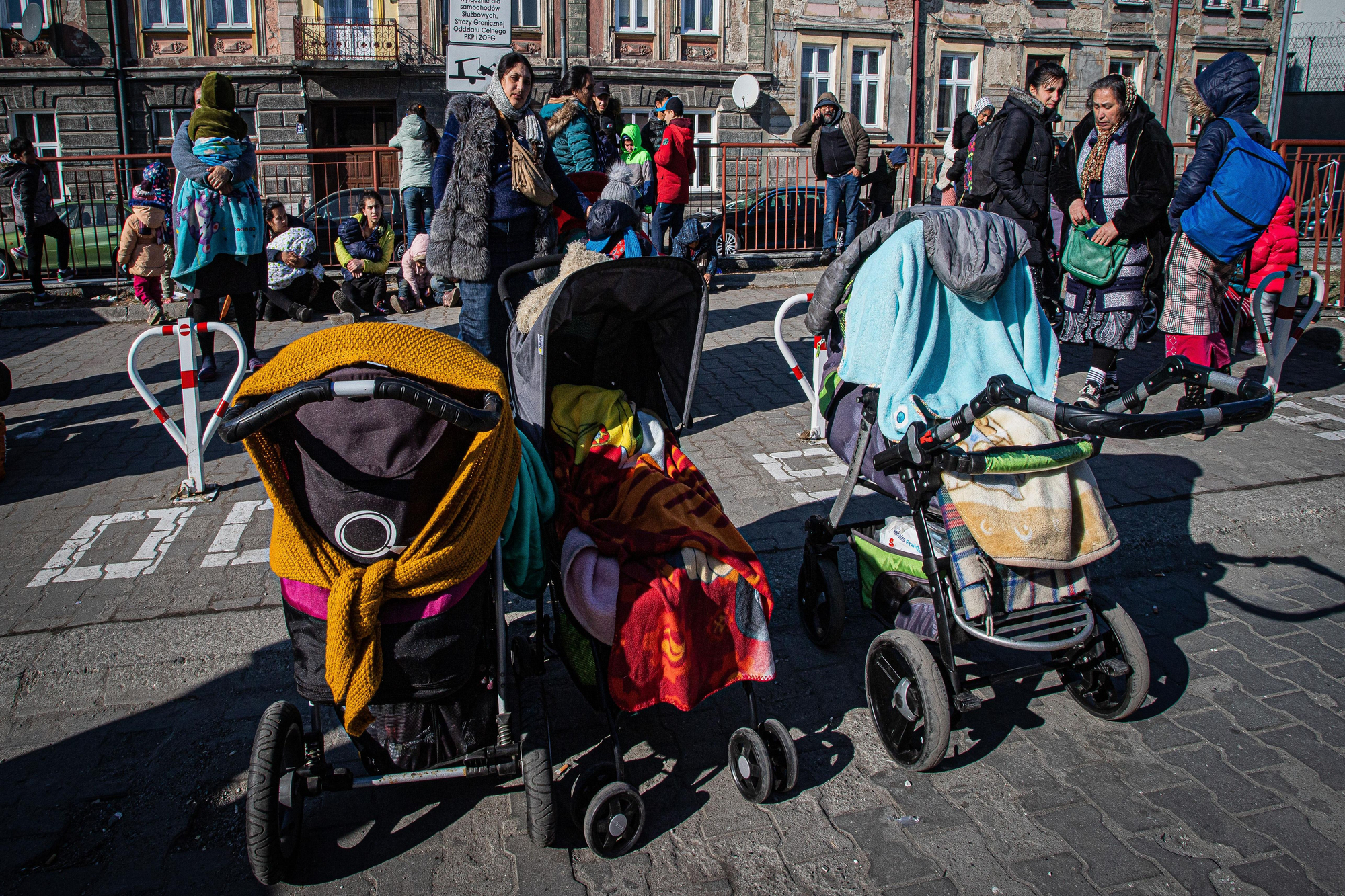 Varias familias esperan con sus hijos en la estación polaca de Przemysl a cruzar hacia Ucrania