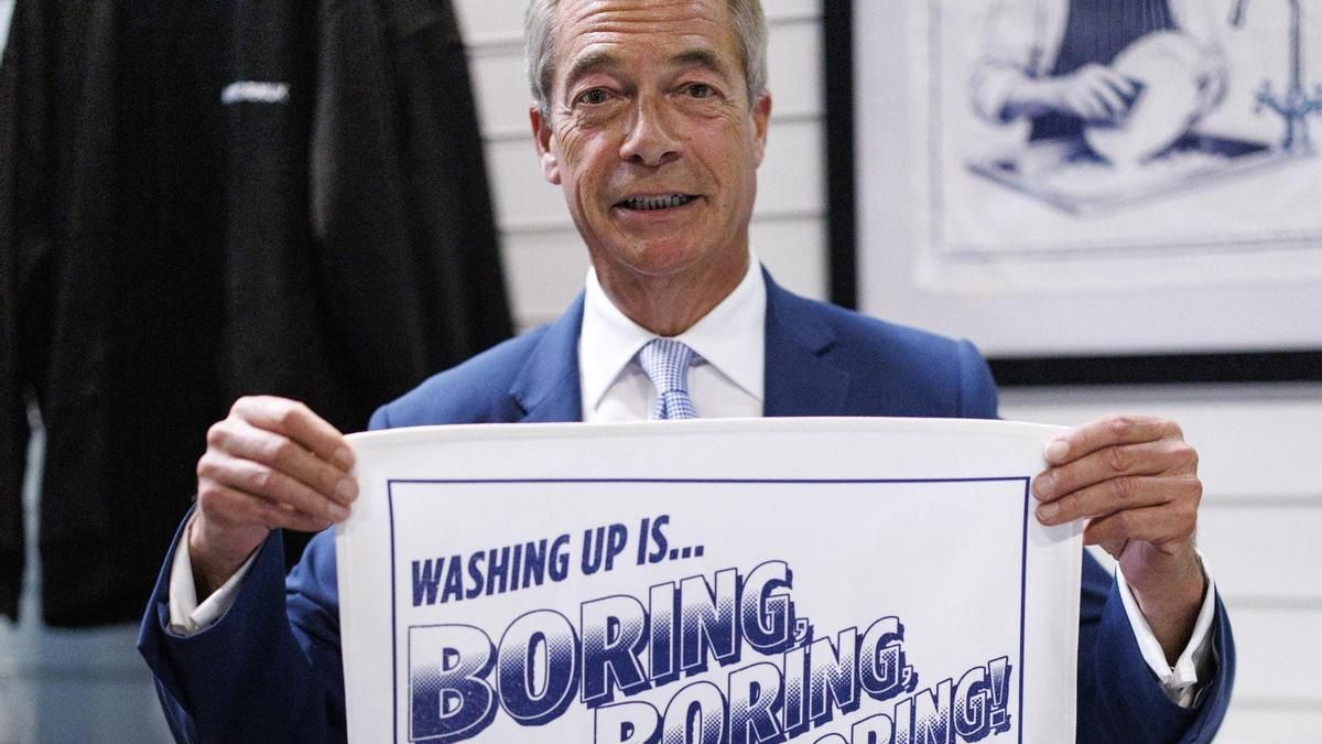 Nigel Farage, el líder de Reform, posa con un trapo que se vende en el congreso de su partido en Birmingham, Inglaterra, este jueves.