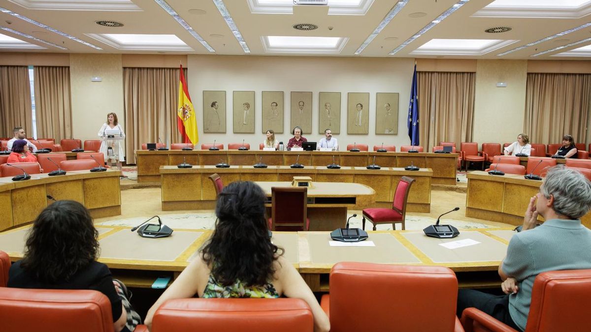 Armengol se dirige a los presentes en presencia de la ministra de Iguldad.
