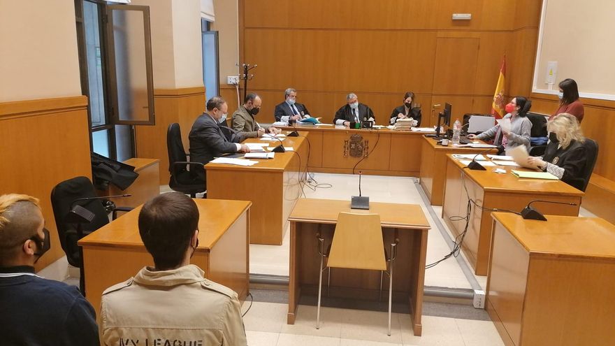 La fiscal pide 6 años de cárcel a un joven por lanzar una botella en un acto de Vox sin causar heridos