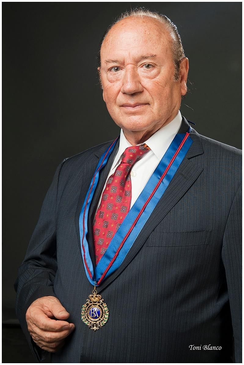 Fosforito con la Medalla de Oro de las Bellas Artes