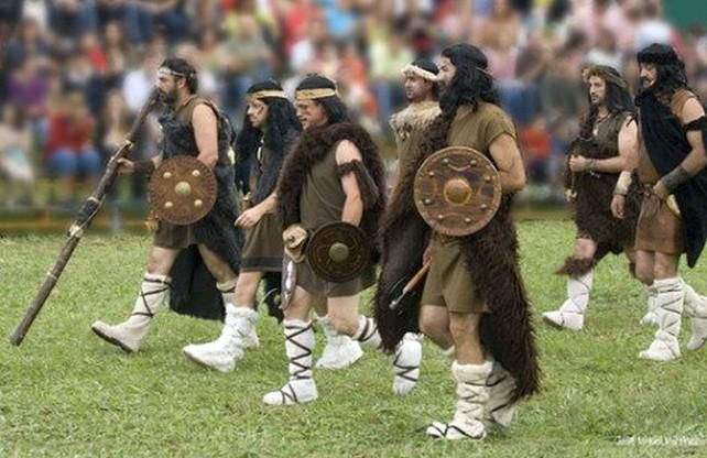 Un grupo recreacionista de guerreros prerromanos del noroeste de Hispania con escudos tipo caetra.