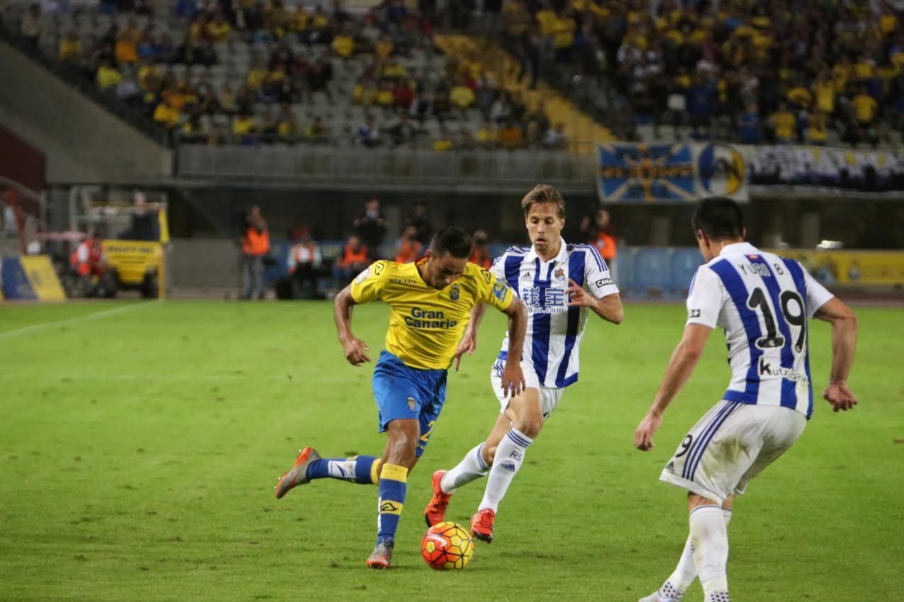 David Simón intenta progresar por la banda derecha.