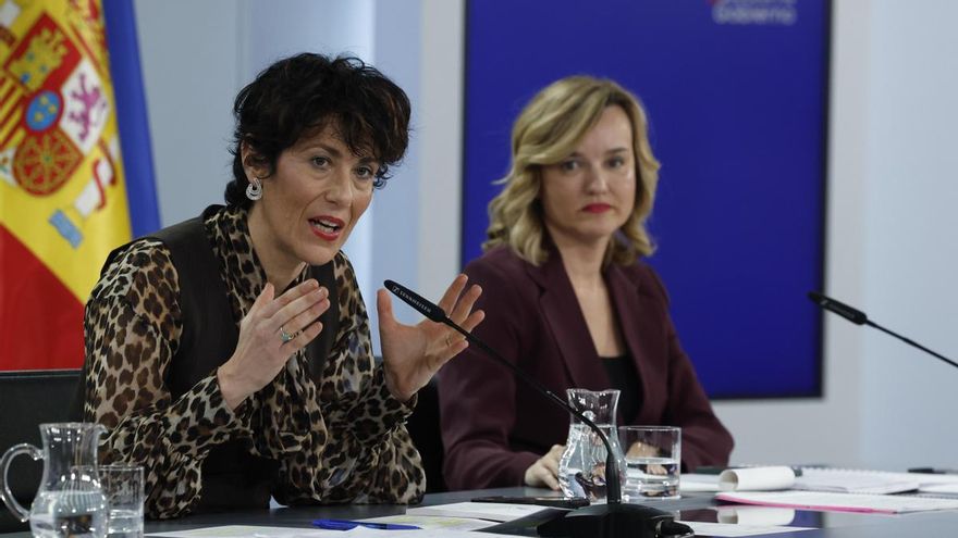 La ministra de Inclusión, Seguridad Social y Migraciones, Elma Saiz, y la ministra de Educación y portavoz del Gobierno Pilar Alegría, tras la reunión del Consejo de Ministros, este martes