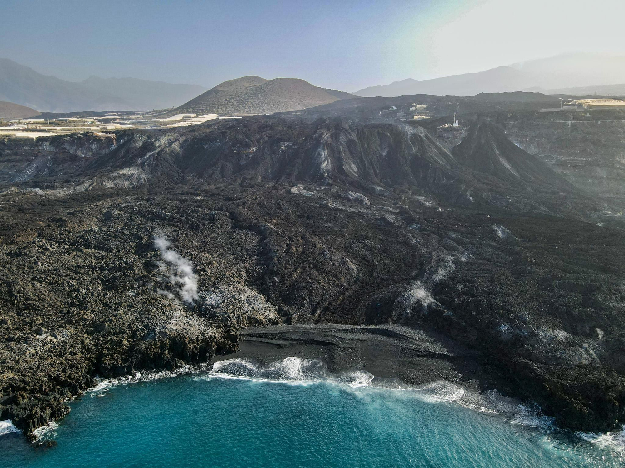 La espectacular foto muestra la nueva playa creada  por la erupción volcánica  que se inicio el pasado 19 de septiembre y se dio por terminada el 13 de diciembre.