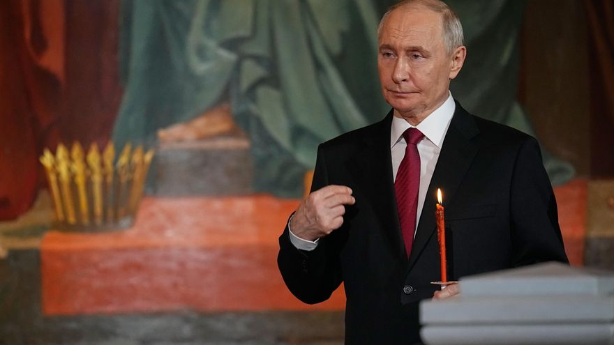 El presidente de Rusia, Vladímir Putin, hace la señal de la cruz sobre su pecho este domingo durante una misa de la Pascua Ortodoxa en la catedral de Cristo Salvador en Moscú. EFE/EPA/ALEXANDER ZEMLIANICHENKO / POOL