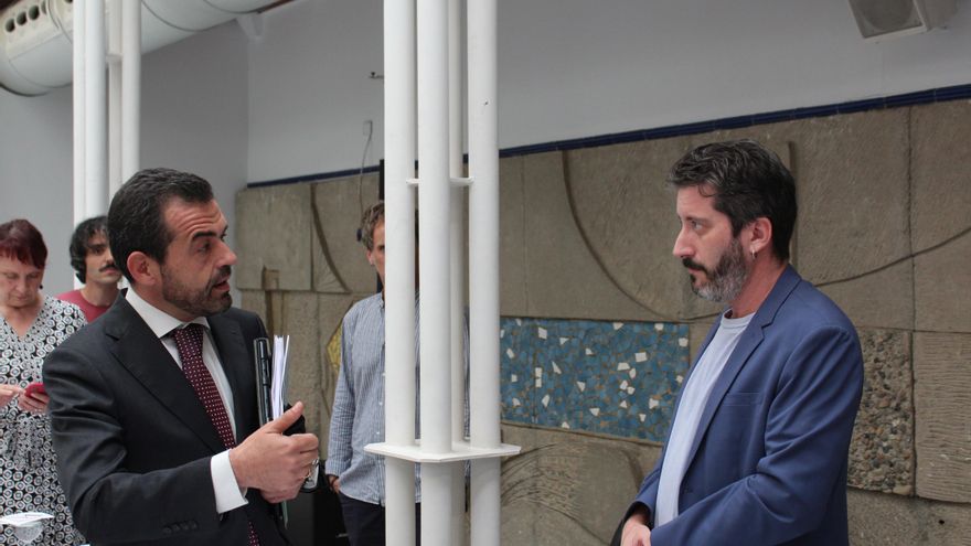 Vox afea en la Asamblea de Murcia la baja de paternidad de un diputado de Podemos, expulsado entre gritos