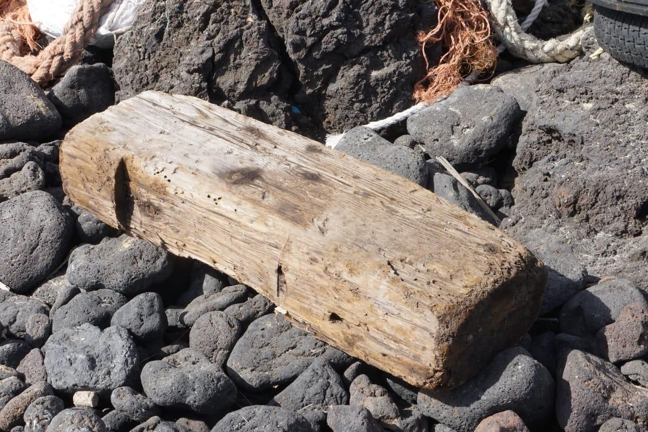 Otra porción de madera localizada en la playa de El Espigón. GUSTAVO DÍAZ