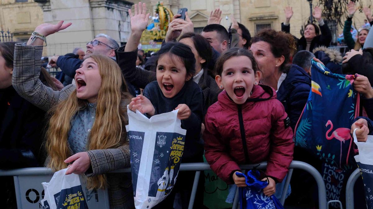 La chavalería exige sus caramelos a pleno pulmón