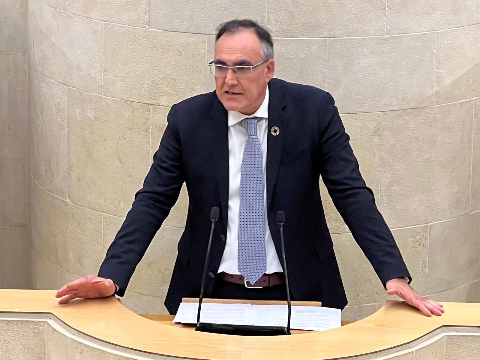 Raúl Pesquera (PSOE) durante una intervención en el Parlamento de Cantabria.