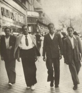 Mauro Muriedas y José Luis Hidalgo por las calles de Madrid junto a otros dos miembros de la expedición cántabra  a la Olimpiada Popular.