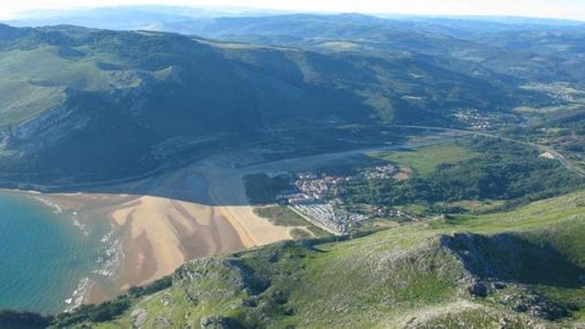 Ni en Bermeo ni en Santillana: el enclave entre Bizkaia y Cantabria perfecto para una ruta y un baño tranquilo
